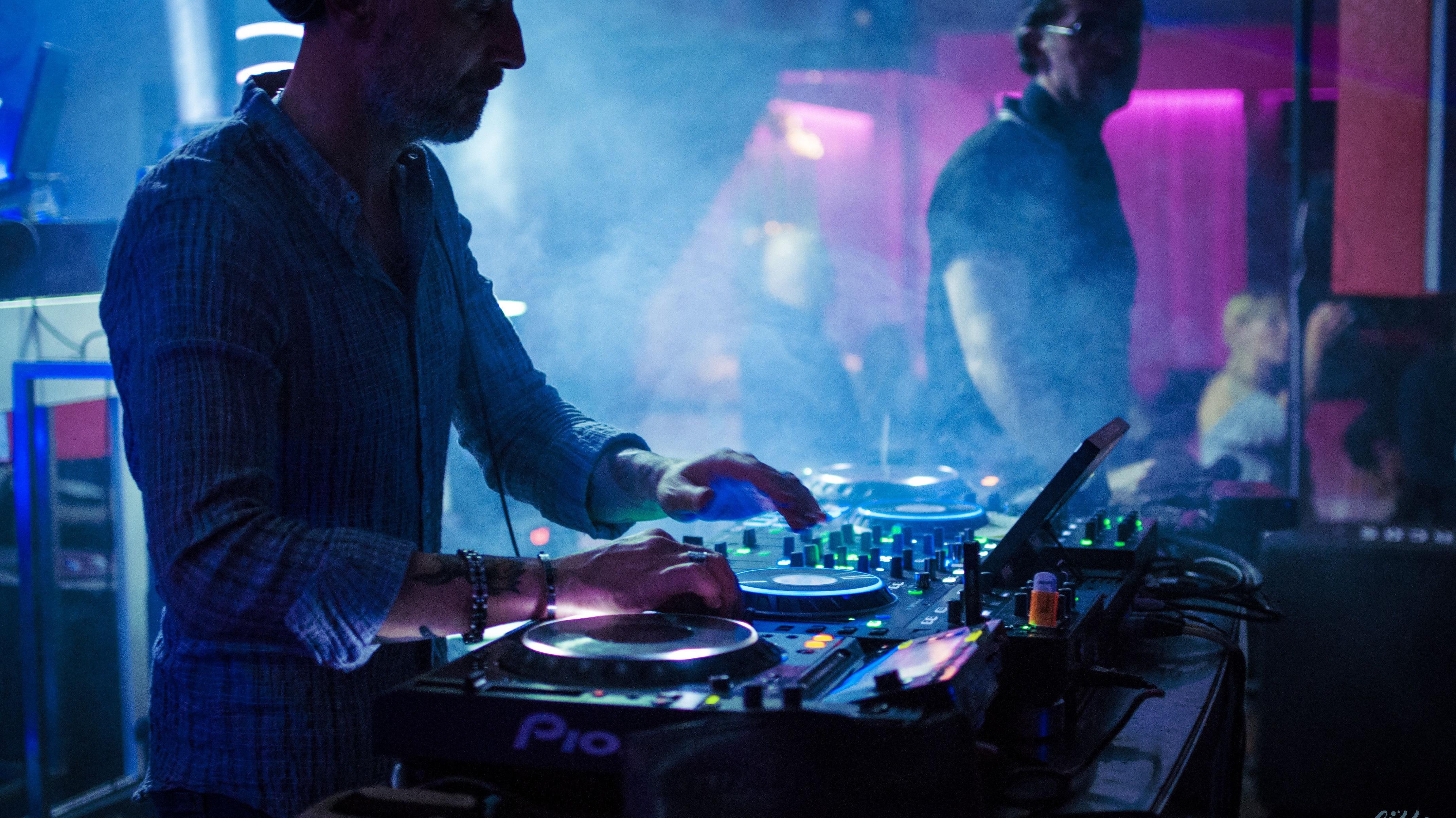 DJ in Berliner Clubkultur als Teil der Kreativität in Berlin