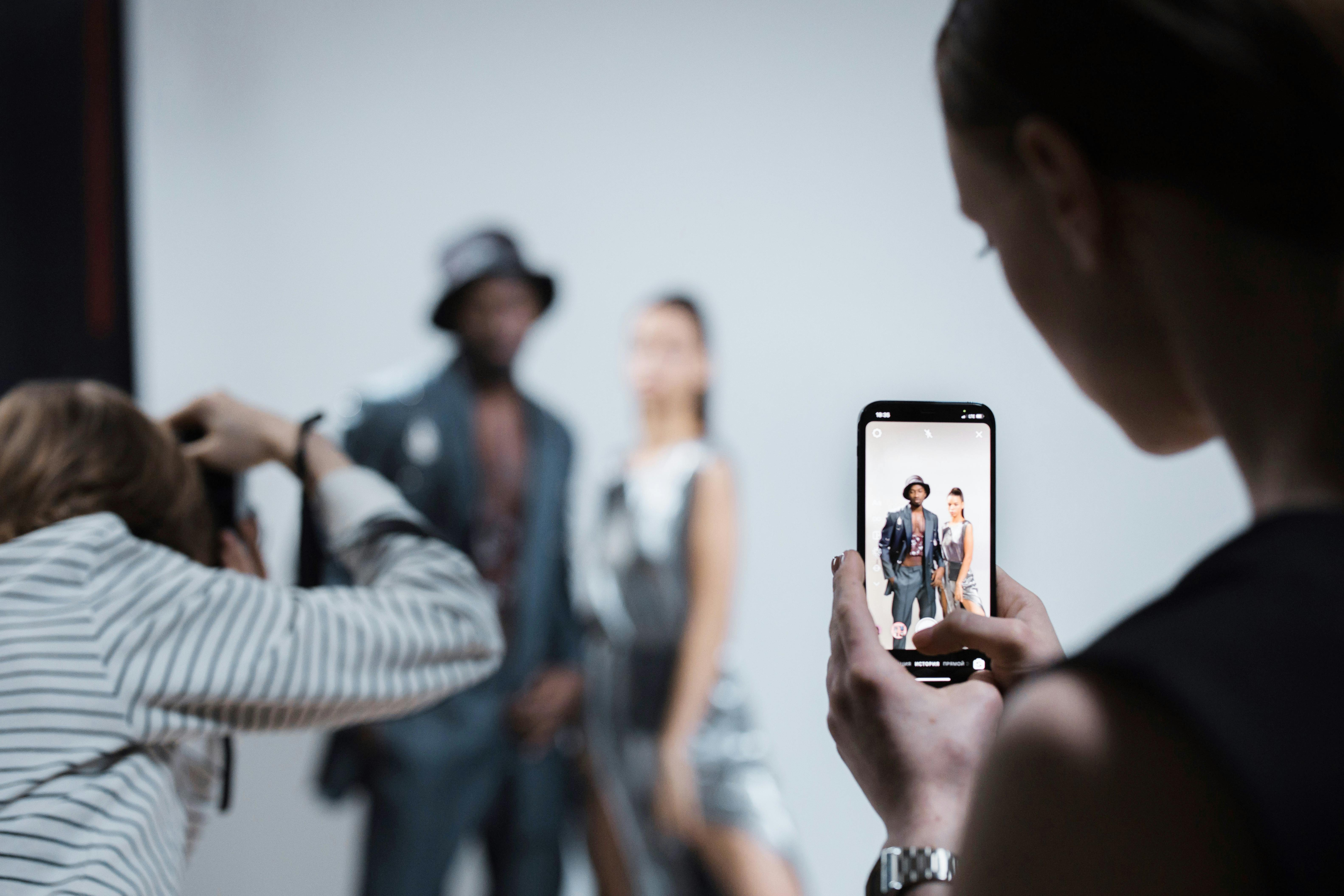 Smartphone filmt Models bei einem Fashion-Shooting zu Mode und Technologie in Berlin
